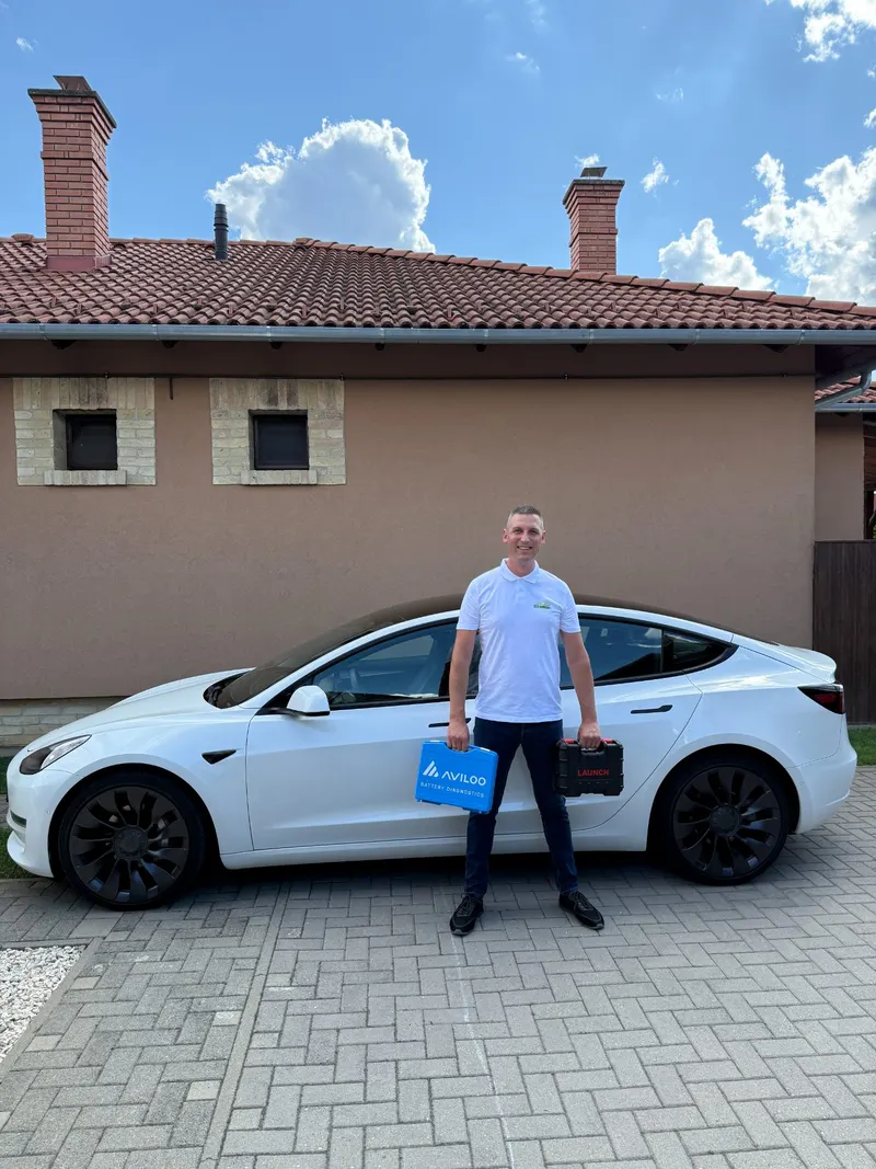 Fehér Tesla állapotfelmérése a kiszállás helyszínén