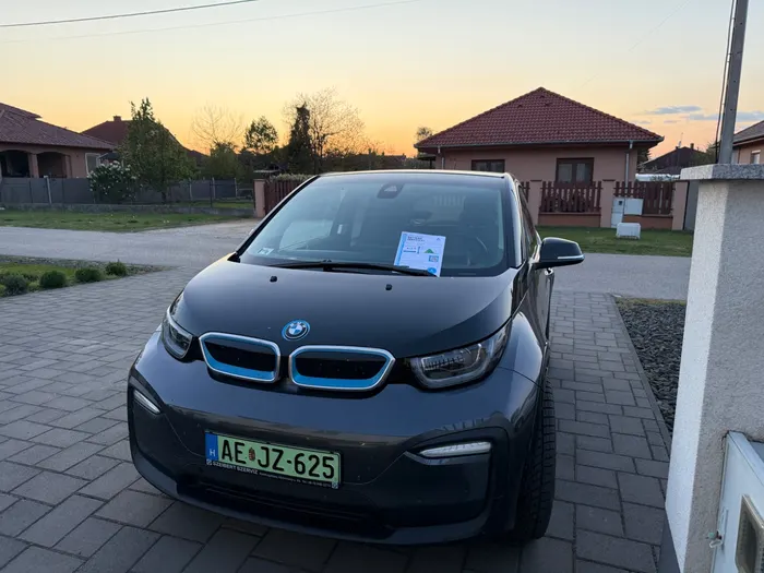 Felmért BMW i3 naplementében