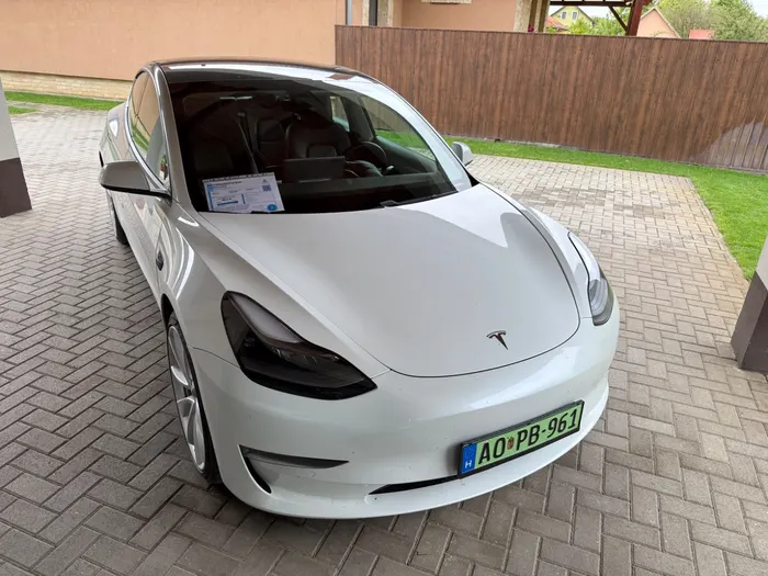 Felmért fehér Tesla Model 3