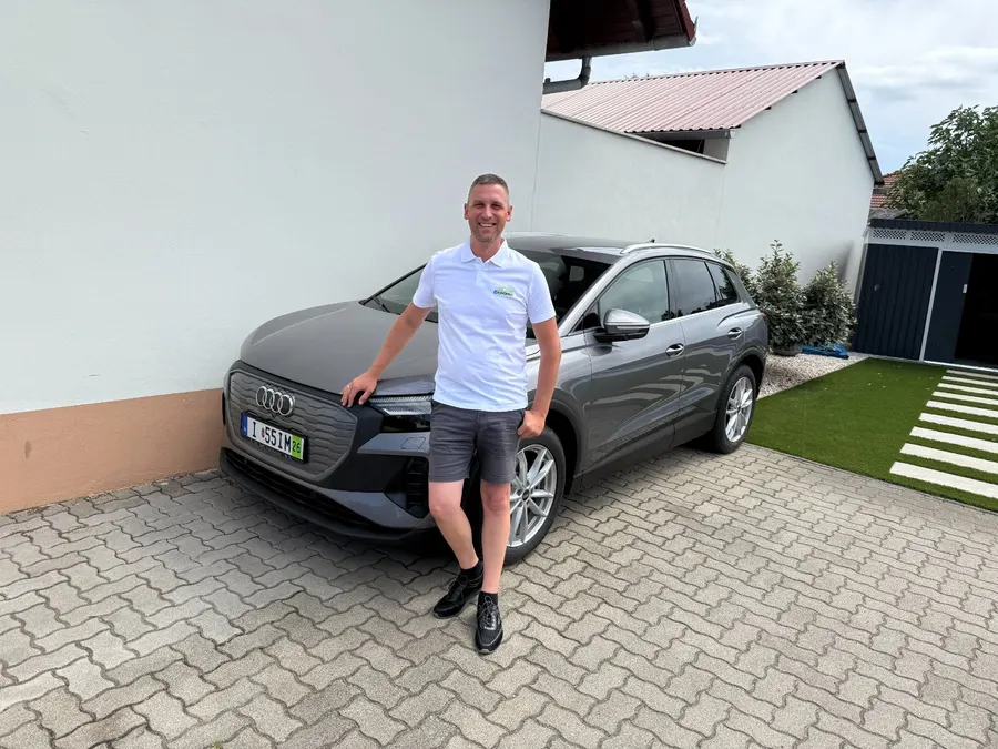 Kapás Krisztián egy I-rendszámos (próbarendszámos) elektromos Audi mellett